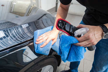 séchage voiture avec microfibres